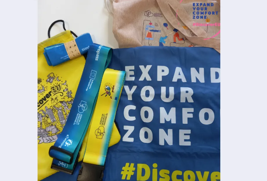 Fotografija na kojoj se nalaze promotivni materijali kao nagrada na Discover EU natječaju