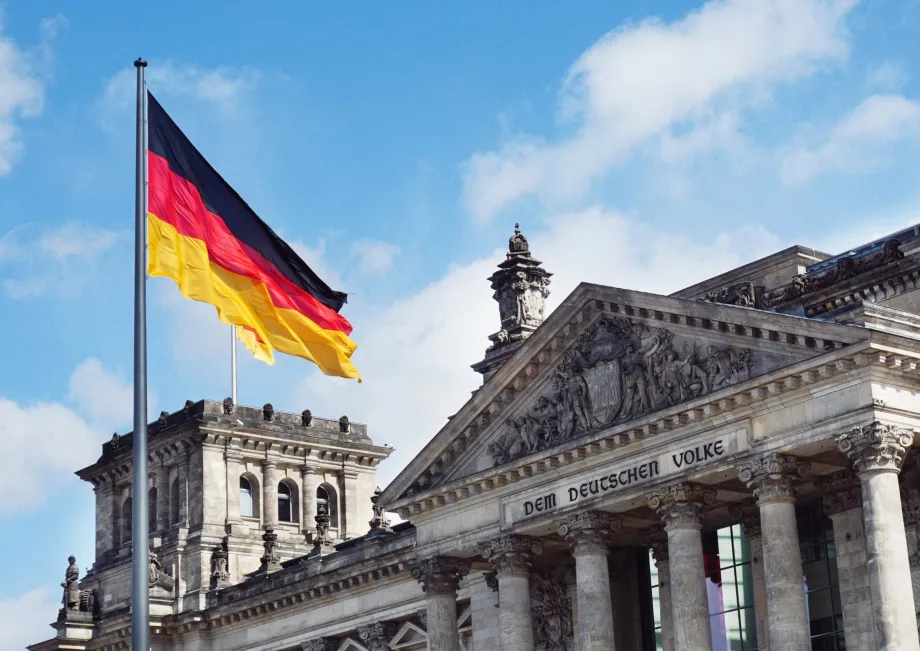 Prikaz zgrade u Berlinu i njemačke zastave