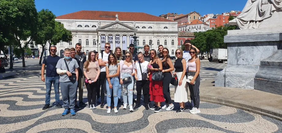 Učenici i profesori poziraju za zajedničku fotografiju.